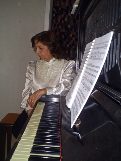 Susana junto al piano